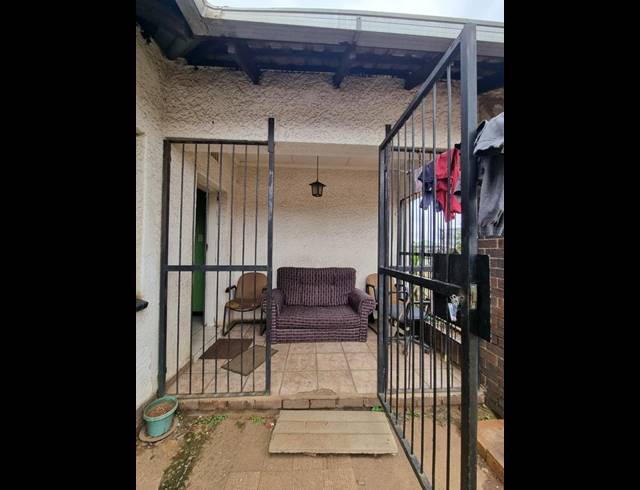 5 BEDROOM HOUSE FOR SALE IN KEMPTON PARK EXT 02